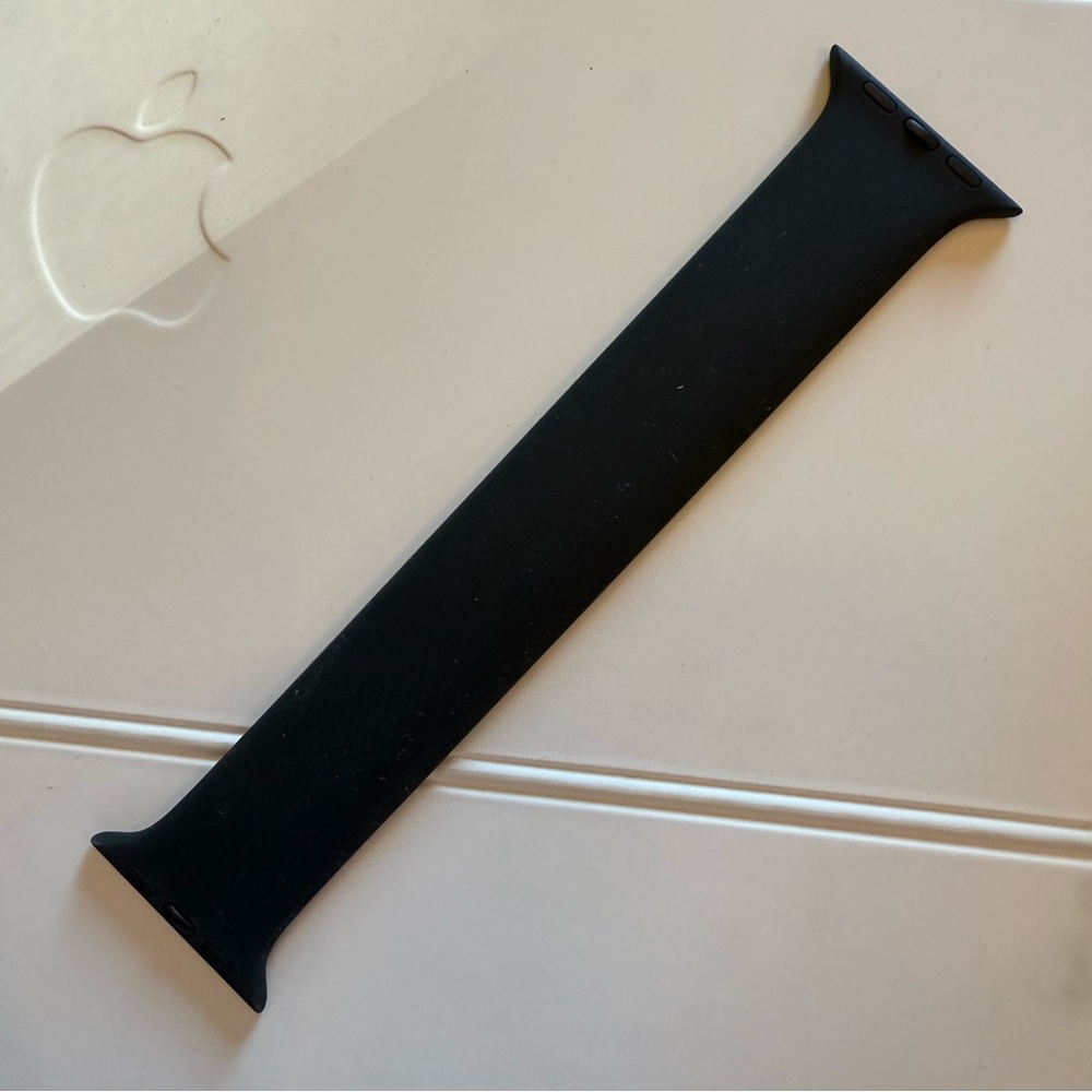APPLE WATCH BLACK SOLO BAND EUC
